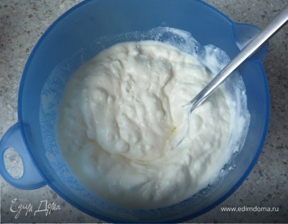 Отдельно смешиваем сметану и вишневую водку.
