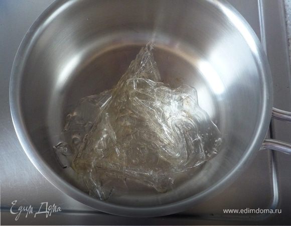 Желатин замочить на 5 минут, отжать и на медленном огне растопить. Снять с огня и добавить несколько ложек сметанного крема, активно помешивая веничком. Затем добавить желатиновую массу 
в сметанный крем, добавить маскарпоне. Все перемешать.