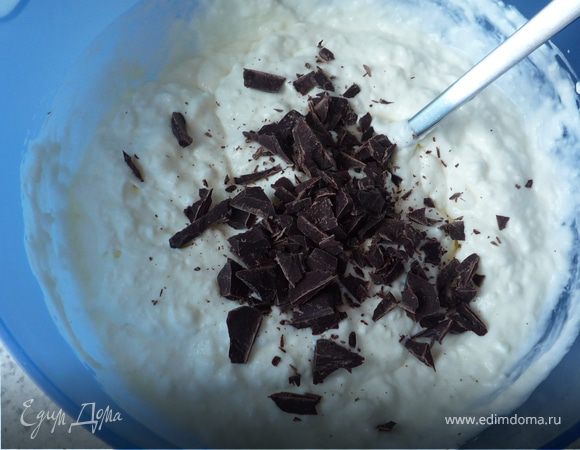 30г шоколада грубо порубить и добавить к крему.