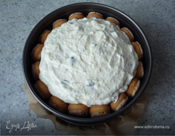 Выложить массу в форму и поставить в холодильник минимум часа на 3, лучше на ночь.