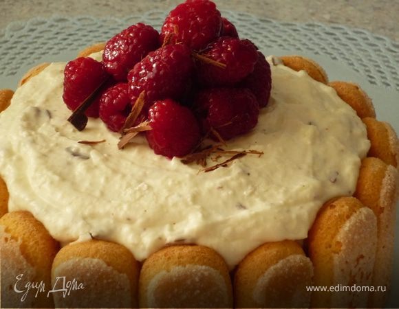 Украсить торт ягодами малины и шоколадной стружкой, которую сделать из оставшегося шоколада ножом или ножем для резки овощей.

Приятного аппетита!
