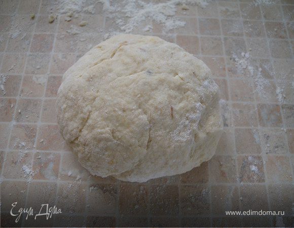 Замесить тесто из размягченных бананов сахара масла и муки (муку сразу всю не сыпьте - понадобится немного на раскатку и подсыпку).