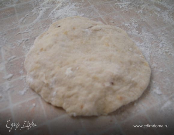 Разделить тесто на 6 частей (у меня такое количество кексов на форме, но я думаю, что теста хватит и на 10 формочек. Оно достаточно крепкое, не так как песочное...). Приплюснуть комочки ладонью но так, чтобы края были тоньше центра... так как лепешки будут свисать и немного опустятся...