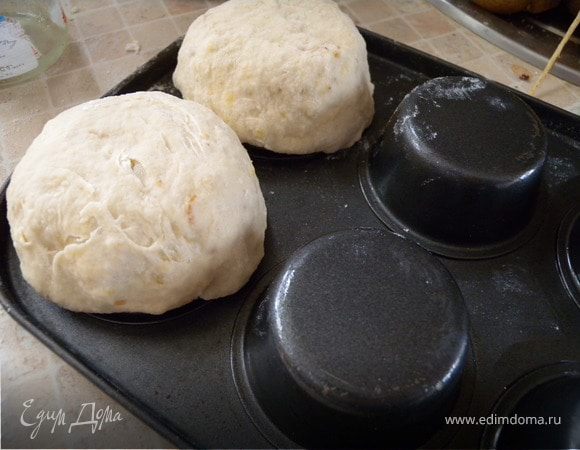 Перевернуть форму, смазать растительным маслом и одеть лепешки. (если нет такой формы можно использовать отдельные ребристые формочки для кексов. Я видела так делает Танюшечка)