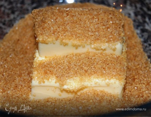 Духовку разогреваем до 190 градусов.
Мягкое сливочное масло взбиваем с сахаром.