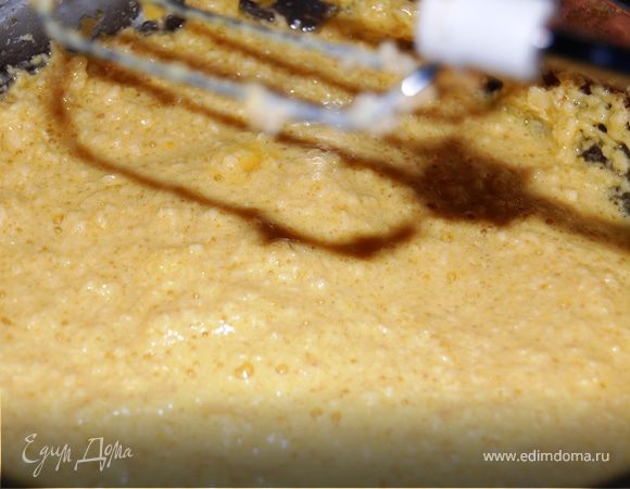 Добавляем к масляной смеси яйцо(а),если два ,то по одному,взбиваем.Вливаем сливки,сыпем ванильный сахар.
