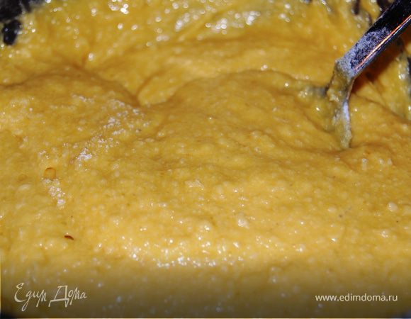 Муку просеиваем с разрыхлителем и добавляем в маслянно-яичную смесь.Вымешиваем.