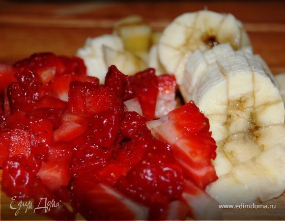 Нарезаем клубничку и банан кубиками.