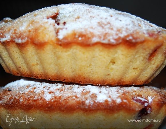 Готовые остывшие кексы присыпаем сахарной пудрой.