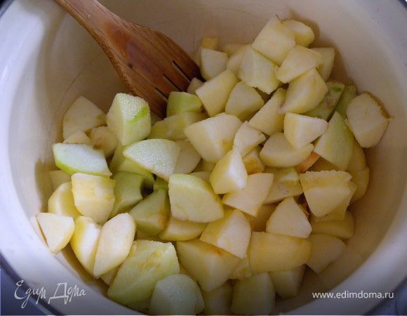 Пока пекутся корзинки - готовим начинку. Почистим яблоки (среднего размера - 8 шт) и порежем из на кубики (я резала сначала на 8 долек а потом каждую на пополам поперек)... 