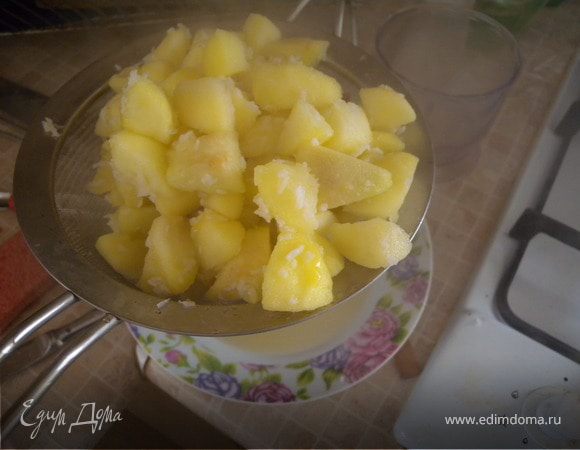 Из кокоса сливаем молоко и заливаем им яблоки... плюс сахар... Отправляем на огонь, чтобы покипело пару минут. Яблочки должны стать немного мягкими снаружи но остаться хрустеть внутри, не должны развариться... Туда же трем пару ст л кокоса. Потом откинуть на сито... Жидкость собрать в чашку...