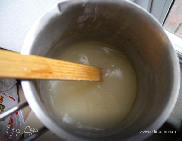 У меня получилось около 200 мл слитой жидкости. Мне нужно 400. Я разбавляю крахмал (20 г) 50 мл холодной воды. К жидкости (кокосовое молоко, слитое с яблок) добавляю 150 мл воды и даю закипеть. Потом снять с огня. Тонкой струйкой ввести растворенный крахмал и опять прокипятить 1 минуту постоянно помешивая. Получился такой себе "киселик". Это наша заливка в корзинки. 