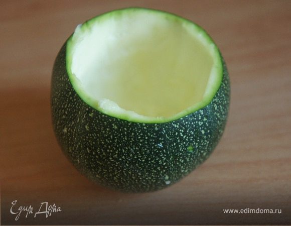 Вынуть мякоть из круглого цукини (как на фото). 
В кипящую (с солью) воду опустить цукини на 5 минут. 