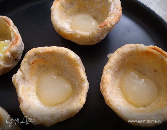 Самое время собирать корзинки. Это нужно делать, когда заливка горячая, так как она очень быстро стынет... Берем наши заготовки и наливаем в них по чайной ложке заливки... (она - вместо клея)...