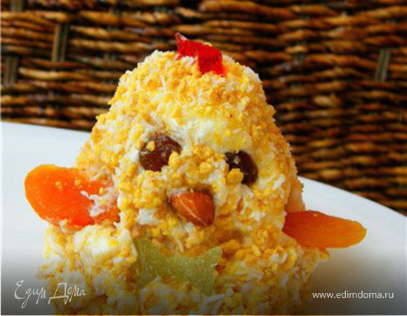 Куличам придать форму колокольчика, обмазать взбитыми с сахарной пудрой сливками, обвалять в хлопьях.

Вставить глазки - изюминки, клювик - миндаль, из мармелада вырезать гребешки, из кураги лапки и крылышки. Бусы - сахарные бусины, галстук-бабочка - мармелад.