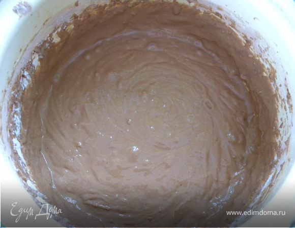 Испечь бисквит. Яйца взбить с сахаром до увеличения объема в 2 раза. Соду погасить в сметане (5 минут). Добавить к яйцам. Муку просеять с какао и крахмалом непосредственно в ёмкость с смеси из яиц и сметаны. Перемешать аккуратно ложкой.