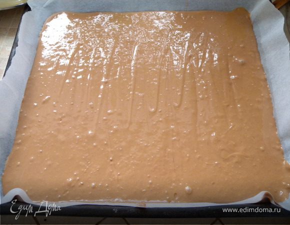 Вылить на противень выстеленный пекарской бумагой.