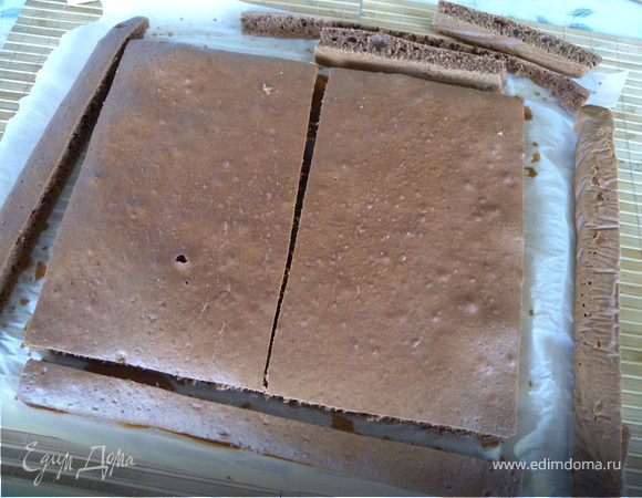 Выпекать в предварительно разогретой духовке до 160-180 около 30- минут о готовности. Обрезать края и разделить на 2 ровных прямоугольника...