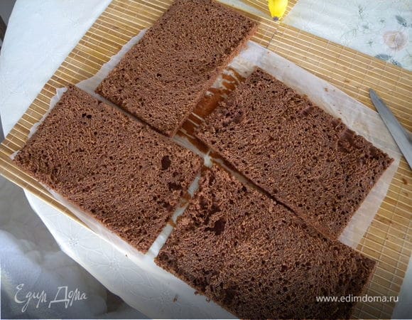 Потом эти прямоугольники разделить на 4 коржа (поперек ножом или ниткой)