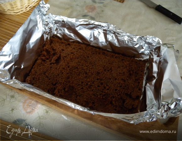 Промазать все 3 коржа сливовым вареньем-пюре (укладывать срезом вверх). Я делаю "коробочку" из фольги - тогда никто никуда не бежит...