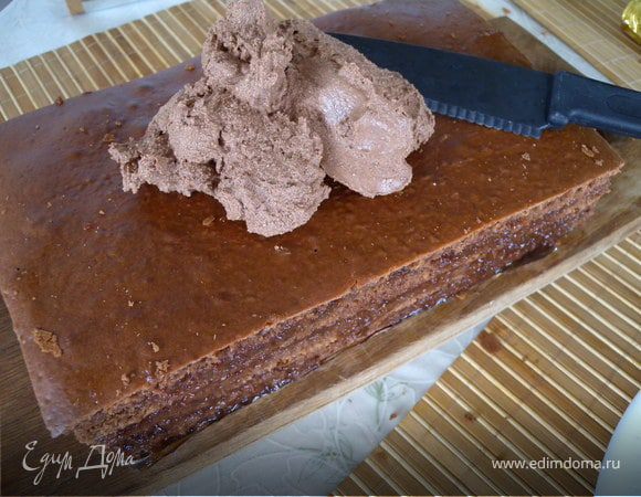 Приготовить помадку. На водяной бане растопить масло, добавить сахар и какао и молоко. Снять с огня, ввести протертый через сито творог. Смазать верх торта...