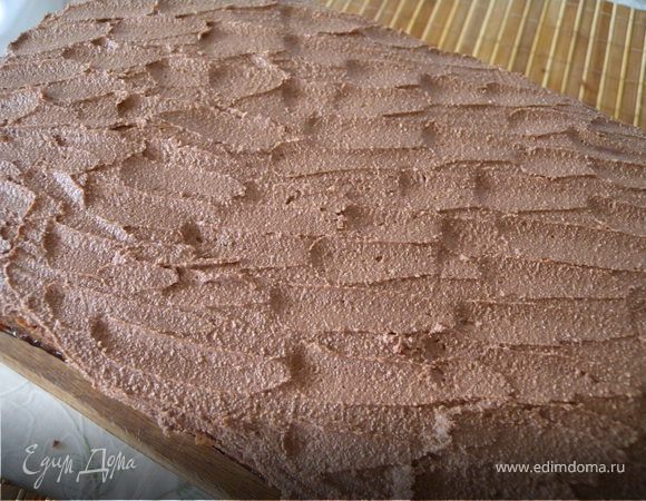 Кончиком ножа сделать "рисунок"... Бока присыпать (по желанию) орехами...