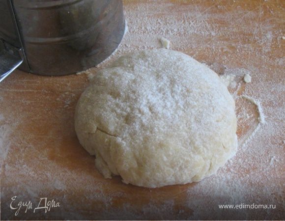 Муку просеять в миску, посолить. Добавить оливковое масло, яйцо и 5 ст. ложек воды и вымесить тесто. Придать тесту форму шара, завернуть в пленку и дать полежать при комнатной температуре 1 час.