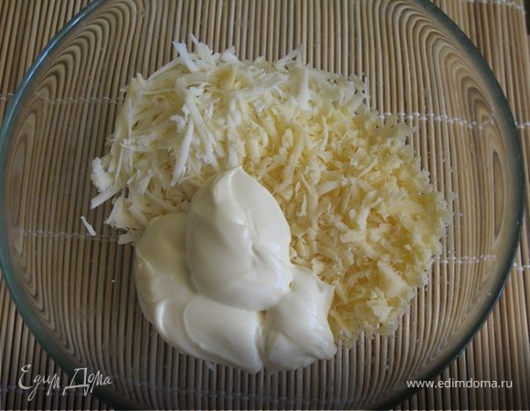 Натереть сыр на терке. 