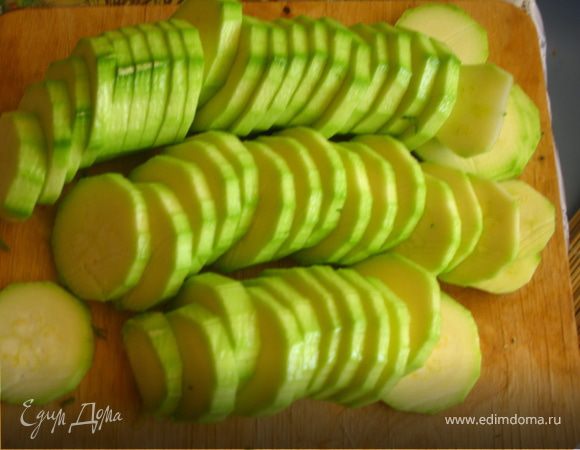 Цуккини помыть, снять тонкий слой кожуры, нарезать тонкими кружками. 