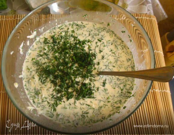 Приготовить яичный крем. Для этого сливки и яйца смешать с крахмалом и сыром. Добавить мелко порубленную зелень, посолить, поперчить.