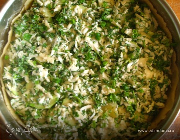 Раскатать тесто, выложить тесто на смазанную жиром форму. Выложить на тесто веерообразно овощи. Залить яичным кремом  и выпекать минут 50-60 при температуре 180 гр.