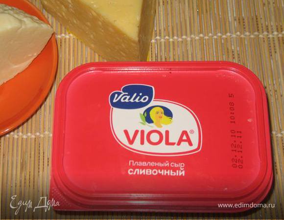 Возьмите сыр разных сортов.