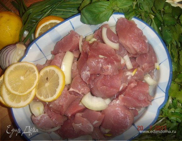 С вечера крупно порезанное мясо сложить в миску,добавить крупно порезанный репчатый лук,аджику,лимонный сок.Поставить на ночь в холодильник.