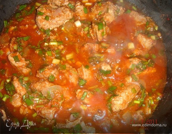 За час до предполагаемого застолья выложить мясо с луком и образовавшимся соком в толстостенную кастрюлю под крышку.Поставить на большой огонь до закипания,затем убавить огонь до минимума и дать мясу потомиться в собственном соку ок.40 минут(крышку не открывать).Затем добавить соус(если нет домашнего,я использую Trest B),хорошенько перемешать,по необходимости посолить,поперчить и под крышкой потомить ещё минут 20.В финале добавить всю порезанную зелень,отключить огонь,дать немного настояться.Подавать с грузинским лавашом и свежими овощами.Приготовление блюда можно перенести на улицу и вместе наслаждаться мясными ароматами!Приятного аппетита!   