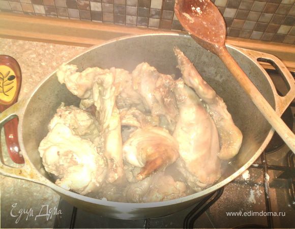 В казанке разогреть растительное масло. 
Тушку разделить на части.
Обжарить до золотистого цвета.
Это можно сделать и отдельно на сковороде, а ззатем переложить в казанок.