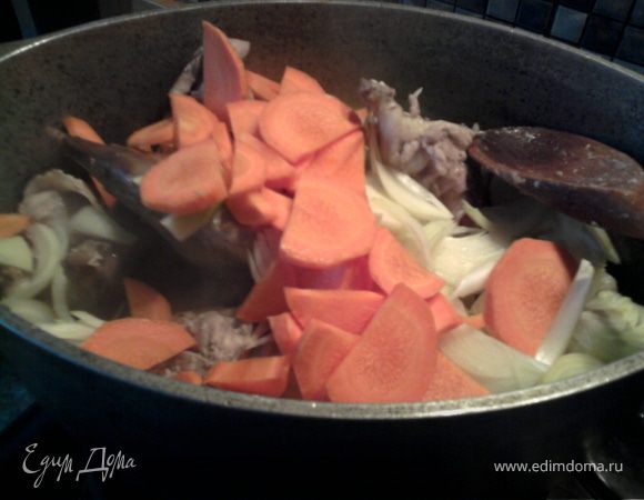 Добавить крупно нарезаную морковь и лук.
Протушить с овощами.
