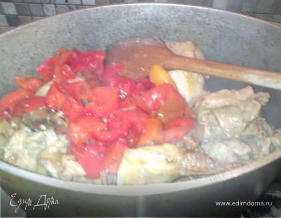 Добавить нарезаный перец, таматный сок и стакан воды.
Тушить 10-15 минут.