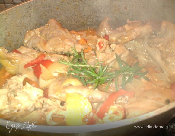 Когда мясо хорошо протушилось в томате, добавить соль, перец, розмарин. 