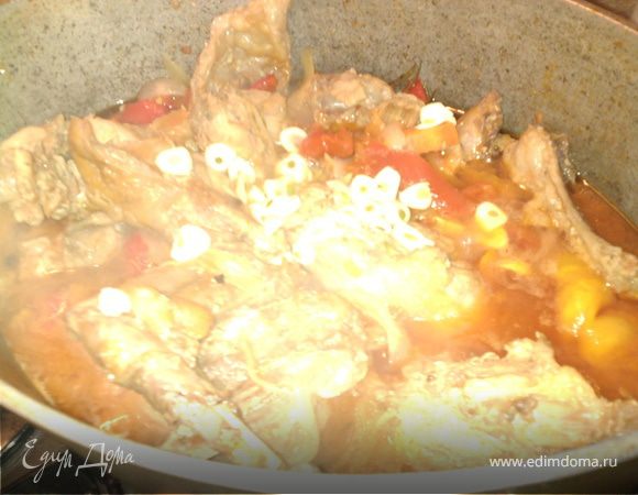 Добавить крупно нарезаный чеснок, потомить 5 минут.