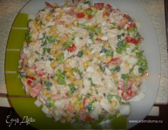 Филе курицы отварил, мелко порезал. Порезать луковицу полукольцами, три помидора мелкими кубиками. Высыпал кукурузу, порезал зелень, покрошил листья салата, добавил специй и соли, майонеза и перемешал. Получилось ну крайне вкусно.
Затем создаем жар-птицу из зелени, сыра Виола, кожуры лимона и помидора
Приятного аппетита!