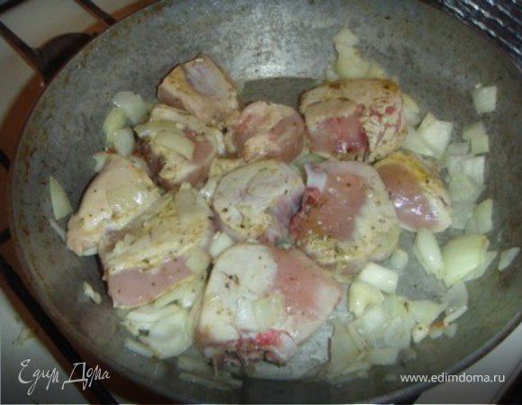 Приготовление:
На оливковом масле обжарить мясо средними по размеру кусками, чтобы не резать потом вместе со специями, солью, чесноком, луком и перцем. Как только мясо обжарится со всех сторон, залить воду на 2/3 кастрюли, закрыть крышкой и варить полчаса. Положить картофель, морковь, кукурузу. Варить еще 15 минут, после чего добавить рис и горошек. Варить до готовности риса (около 20 минут).
Украсить зеленью

Ensalada chilena (энсалада чилена)

В общем-то и салатом это дело назвать язык не поворачивается, но впрочем от малого количества ингредиентов вкус и общая популярность этого блюда страдают не сильно.

Итак, нужно просто взять три помидора и одну луковицу, порезать помидоры кружочками или полукружочками, лук - колечками или полуколечками, смешать, а я добавил еще кальмаров и порванный мелко руками сыр Виола, полить бальзамическим уксусом, посыпать солью, перцем и зеленью (по желанию) и сопровождать этим салатом все что угодно: от асадо до умитас, от пастель-де-чокло до поротос-гранадос.