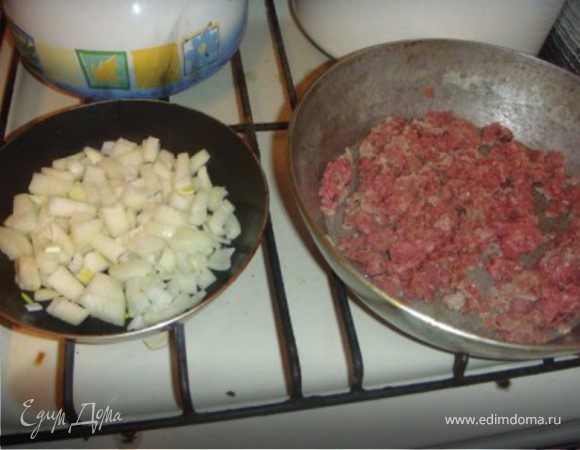 Готовим начинку: поджариваем по отдельности капусту, лук и фарш. Солим и перчим по вкусу.
Затем все смешиваем и оставляем остыть до теплоты.
Раскатываем прямоугольный пласт теста, ровно обрезаем края (остатки теста нам потребуются для украшения).
Навертываем тесто на скалку и переносим на противень, застеленный смазанным маслом пергаментом.
На середину компактно выкладываем остывшую до теплоты начинку.