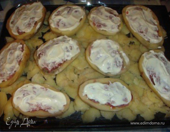 затем в углубление капаем кетчуп, и выкладываем фарш