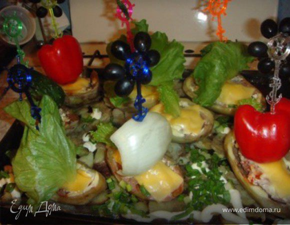 промазываем майонезом и в духовочку на часок, минут за 15 сырком посыпать или ломтик положить.
Достаем и украшаем, перцем, луком, салатом и зеленью