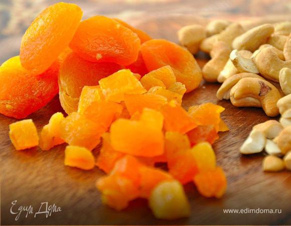 Курагу нарезать кубиками в форме цукатов, орехи измельчить в блендере или нарезать ножом, кешью прекрасно шинкуется. Натереть цедру одного лимона.