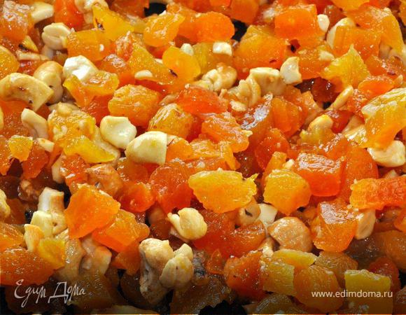 На прогретую сковородку добавить ст. ложку оливкового масла, выложить курагу и орехи и обжарить минут 5-7. В процессе обжаривания добавить ст. ложку коричневого сахара для легкой карамелизации сухофруктов. За пару минут до готовности добавить цедру и сок одного лимона.