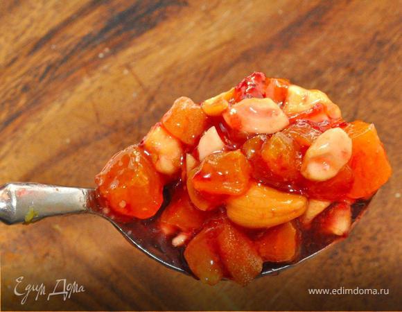 Начинку немного остудить до теплого состояния и смешать с клубничным джемом или домашним конфитюром. Тщательно перемешать и оставить слегка загустеть.