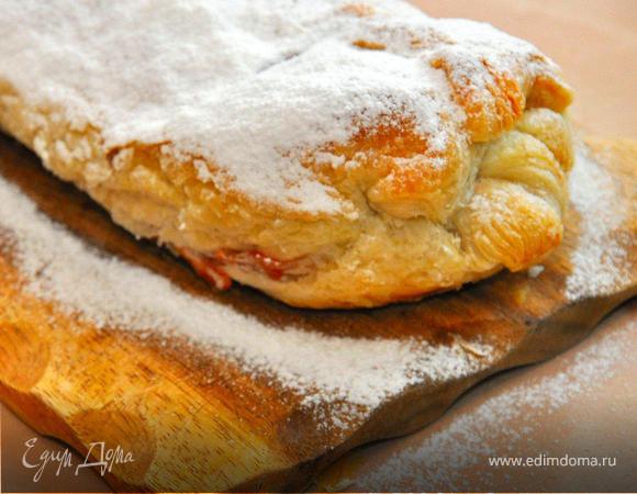 Теперь вынимаем штрудели из формочек и посыпаем сверху сахарной пудрой или корицей.