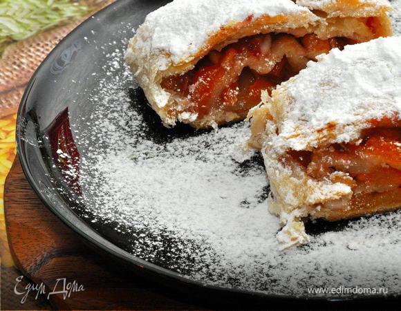 Подаем штрудель, нарезав на порционные кусочки к черному чаю с лимоном. Приятного чаепития!