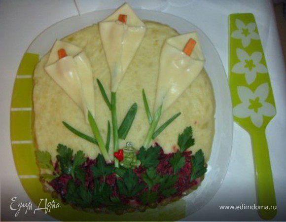 Картофельное пюре с сыром
Сделать основное пюре с 50 гр  сливочного масла, затем вбить сыр плавленный с ветчиной
Ну а дальше берем сыр в ломтиках Виола, петрушку, зеленый лук и создаем прекрасные цветы!
Подарите их своим дамам, можно совместить подарок с живыми.